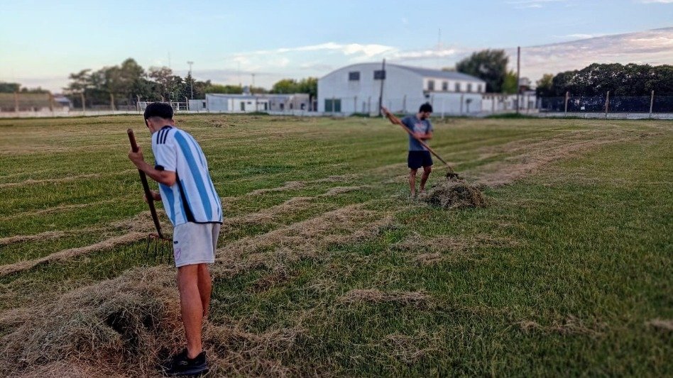 Jugadores De Deportivo Alvear Debieron Cortar El Pasto De La Cancha Del